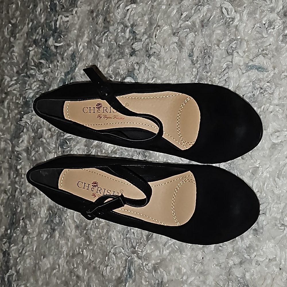 Wedged black shoes